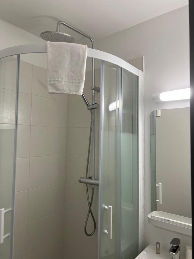 Hotel De La Paix Lyon Sud Живор Екстериор снимка